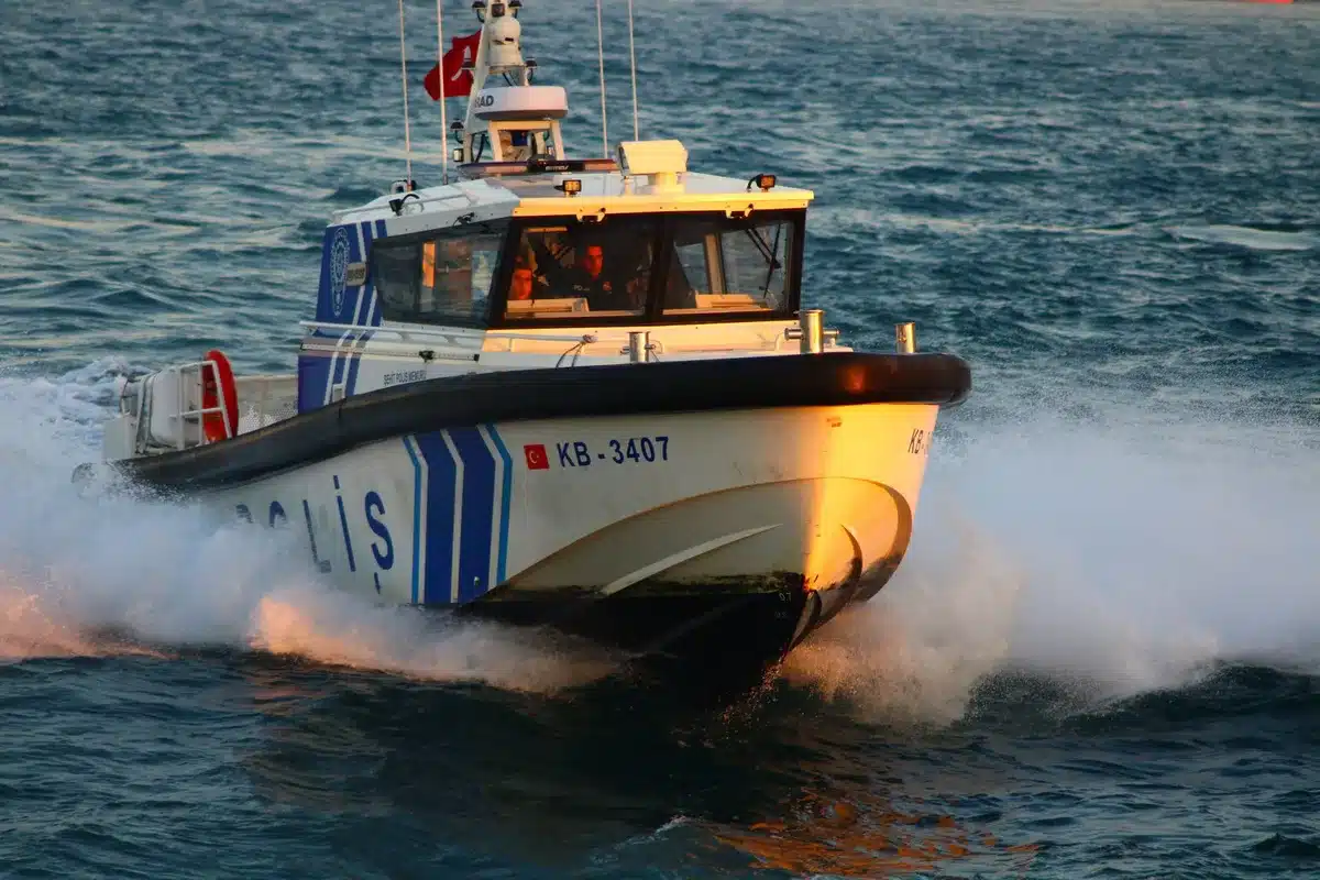 Agentes de fuerzas de seguridad en persecución marítima de embarcación sospechosa en el mar