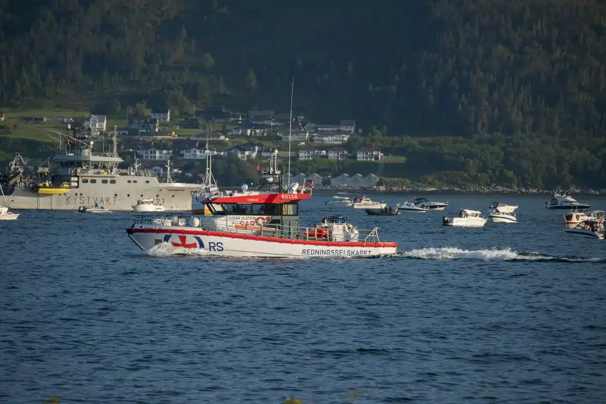 Patrullera de vigilancia costera en operación de intercepción en alta mar con mar agitado
