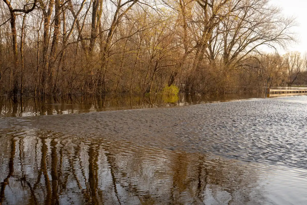 R&iacute;o desbordado con agua turbulenta alcanzando niveles hist&oacute;ricos
