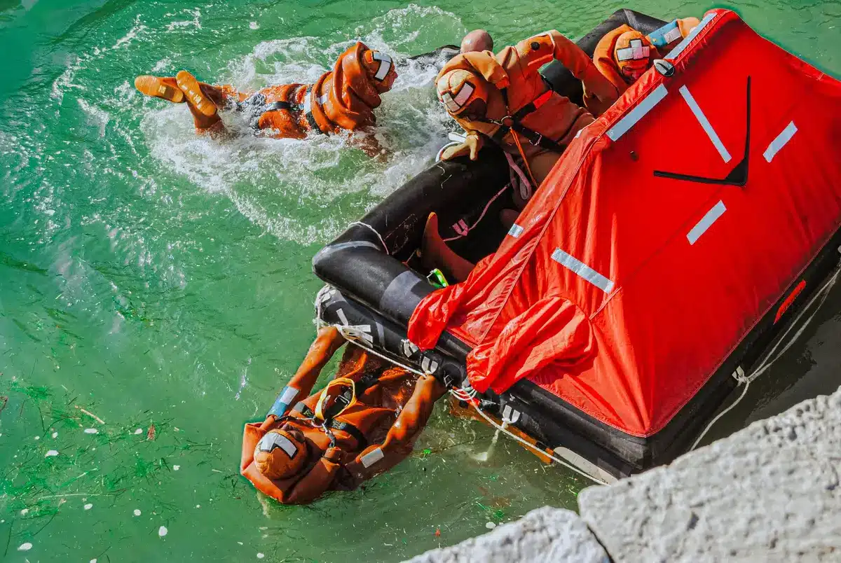Equipo de rescate operando en zona inundada durante emergencia