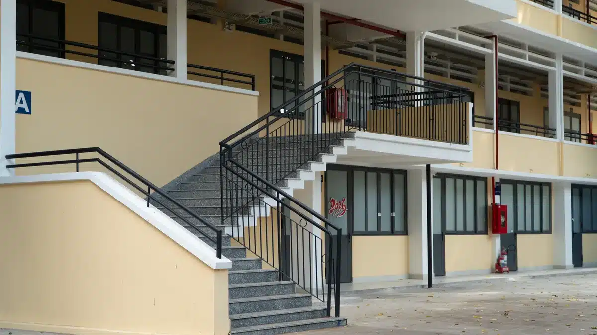 Edificio de instituto completado con entrada principal y fachada moderna