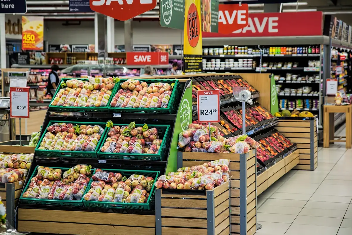 Interior de un supermercado peque&ntilde;o en una comunidad remota con productos frescos y locales