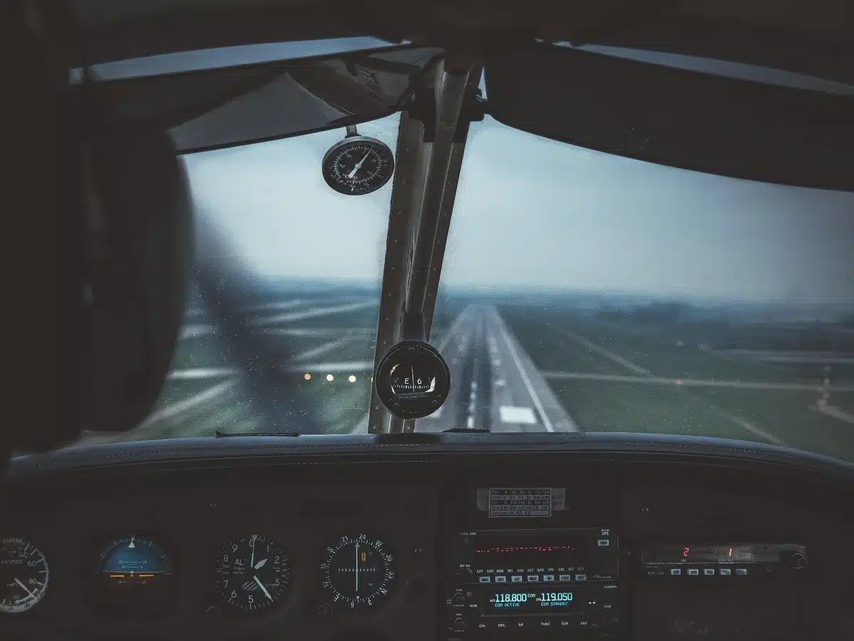 Avi&oacute;n peque&ntilde;o en una pista de aterrizaje con condiciones de niebla y clima adverso