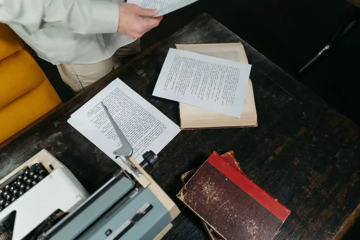 Escritorio de traductor con libros abiertos en varios idiomas y notas manuscritas