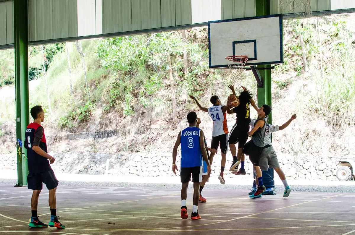 Jugadores de baloncesto en calentamiento previo a un partido amistoso