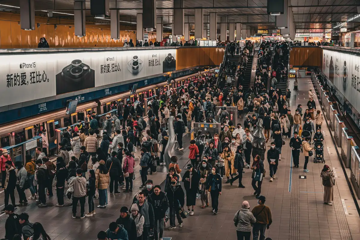 Pasajeros en una estación de metro durante hora punta