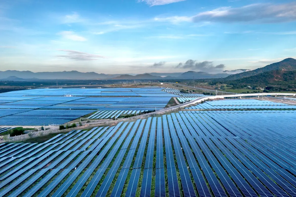 Infraestructuras sostenibles: paneles solares, redes de agua y gesti&oacute;n de residuos en entorno urbano