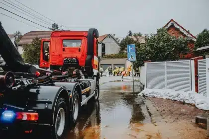 Carretera inundada durante una tormenta con lluvia torrencial y viento fuerte