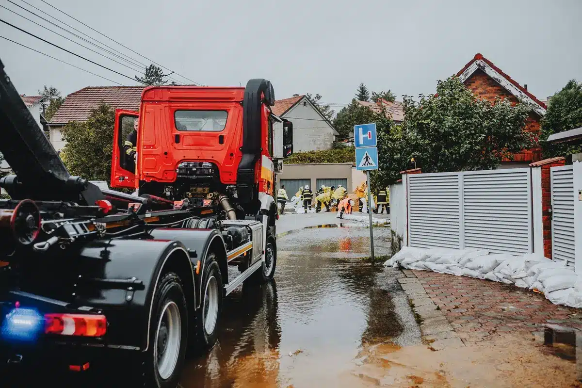 Carretera inundada durante una tormenta con lluvia torrencial y viento fuerte