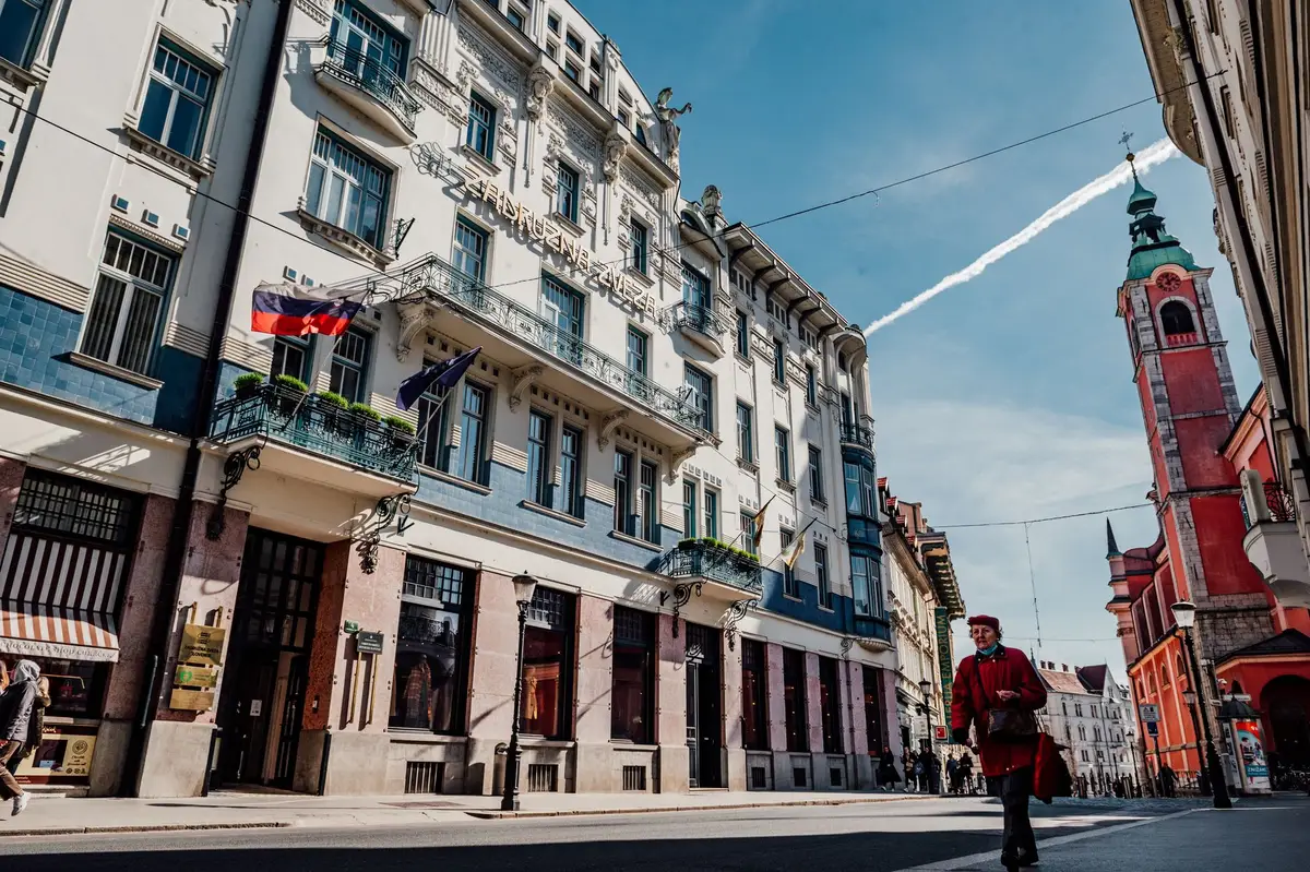 Grupo de personas recorriendo el casco histórico de una ciudad con edificios coloniales