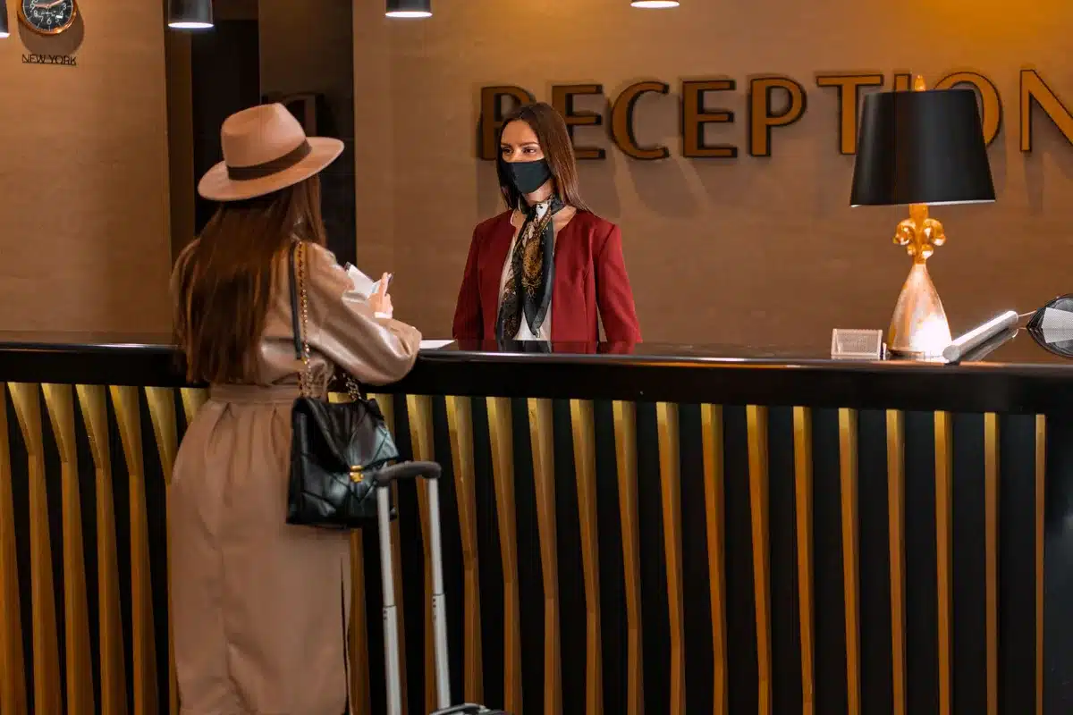 Agentes de viajes inspeccionan instalaciones hoteleras durante una visita guiada de promoción turística