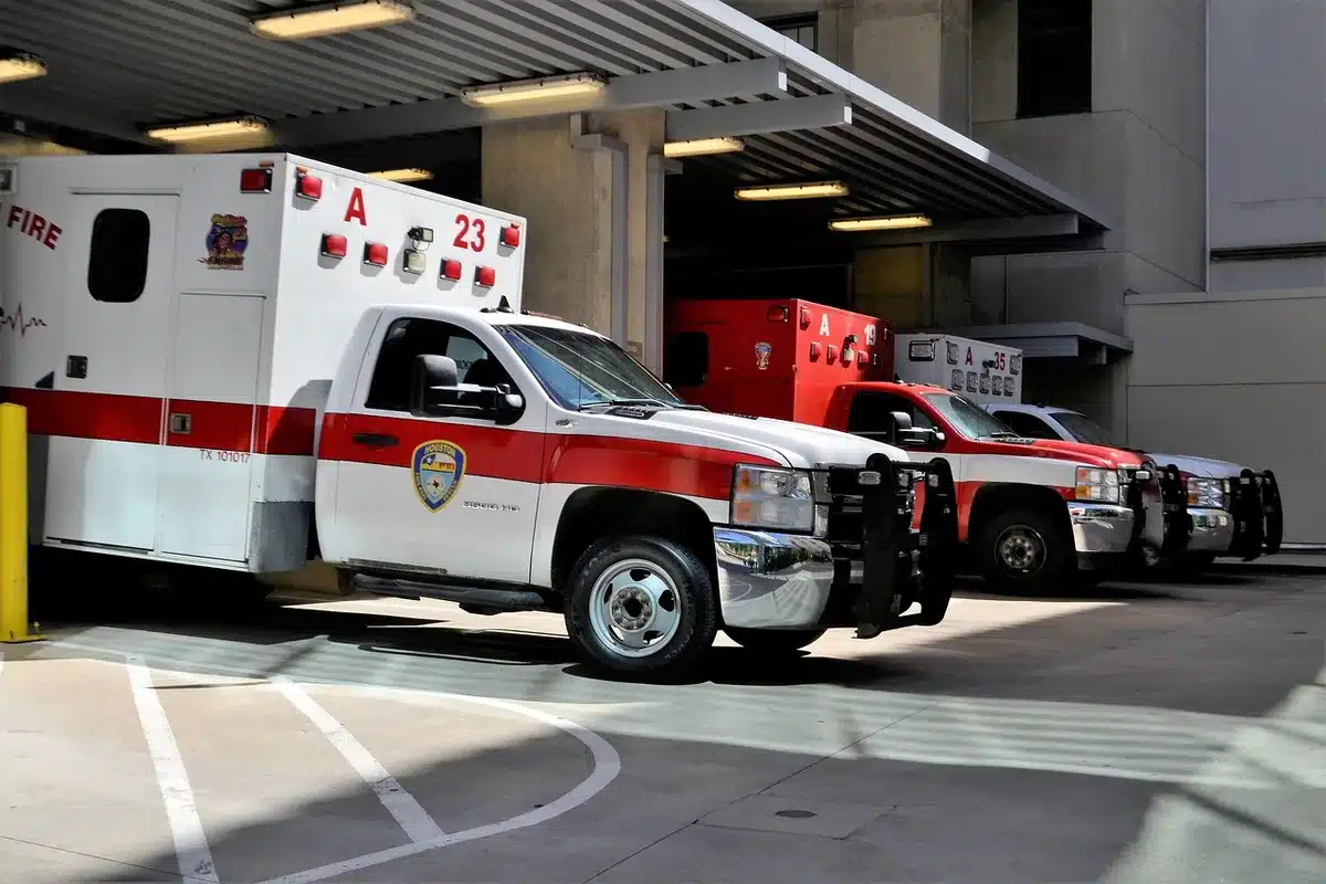 Equipos de emergencia y servicios sanitarios atendiendo un accidente en carretera