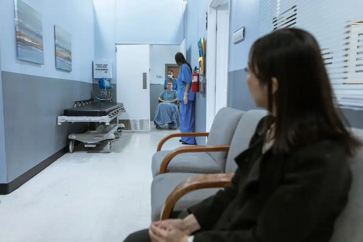 Sala de espera de farmacia o centro de salud abarrotada de personas esperando atenci&oacute;n