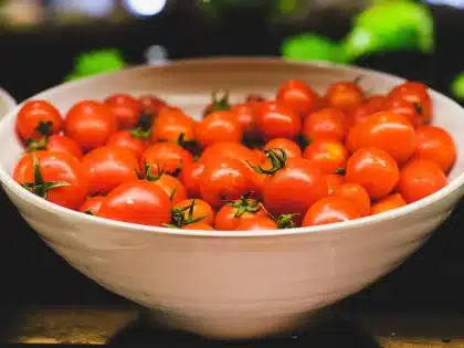Cocina profesional de hotel con estaciones de trabajo, ingredientes y utensilios listos para preparar platos
