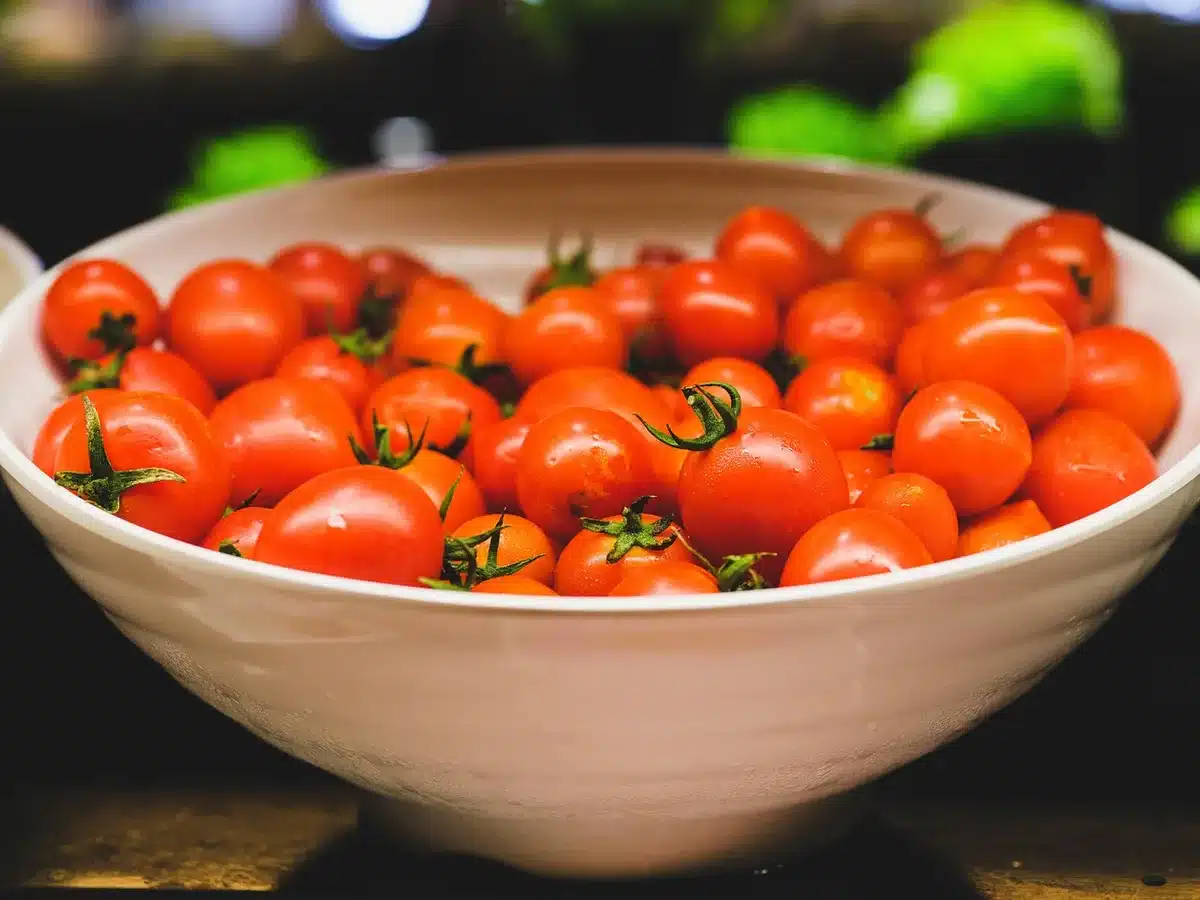 Cocina profesional de hotel con estaciones de trabajo, ingredientes y utensilios listos para preparar platos
