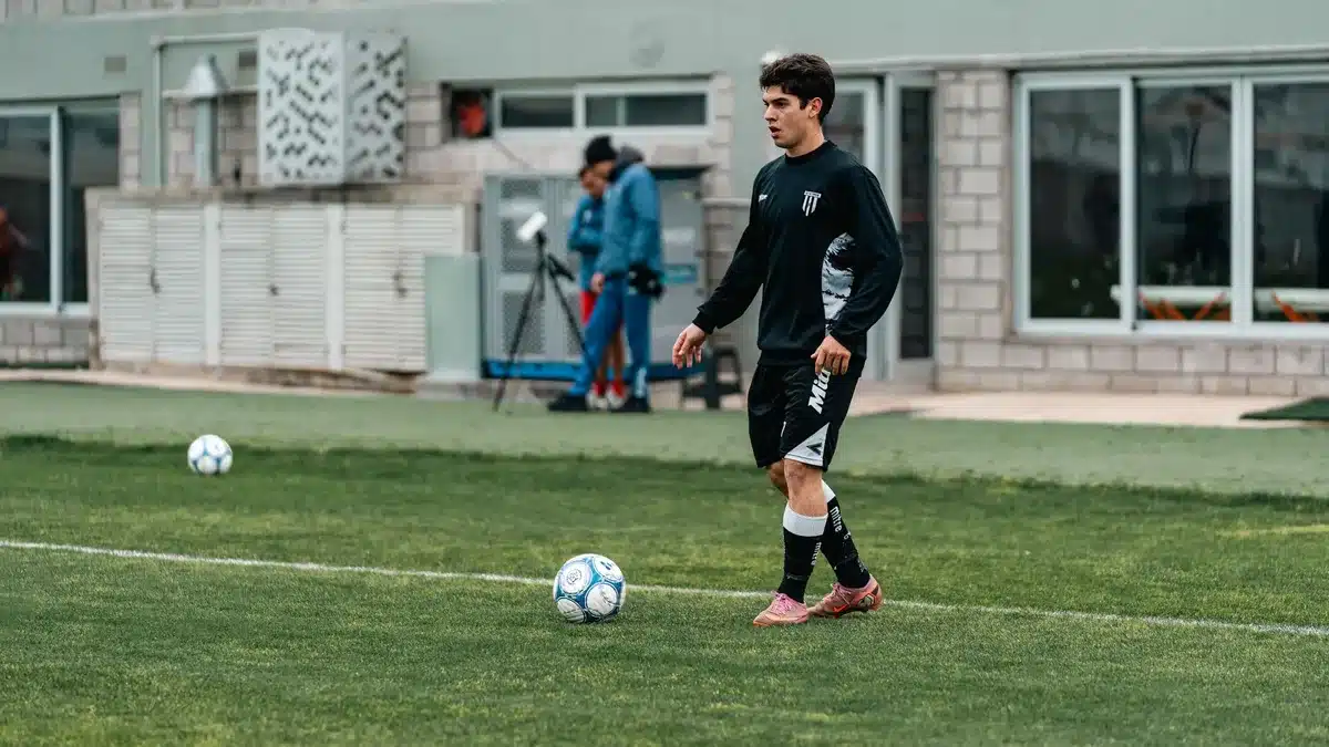 Jugadores jóvenes de la cantera en un entrenamiento de fútbol