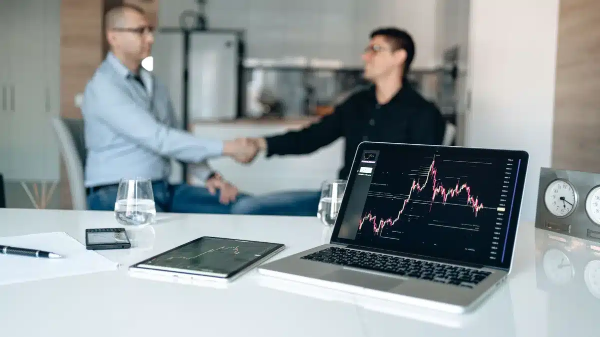 Negocios de fichajes en el fútbol durante el mercado de transferencias