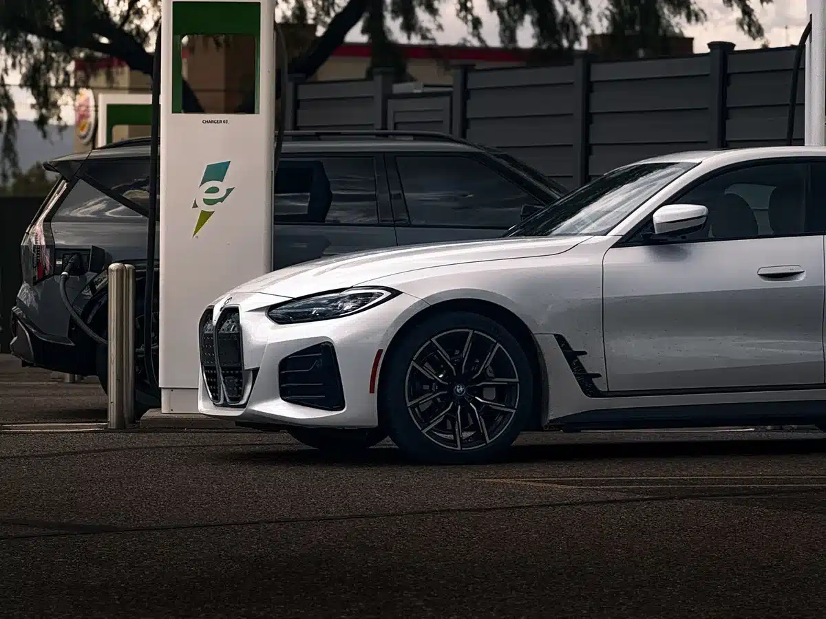 Solterra eléctrico con batería de 73,1 kWh cargando en entorno montañoso