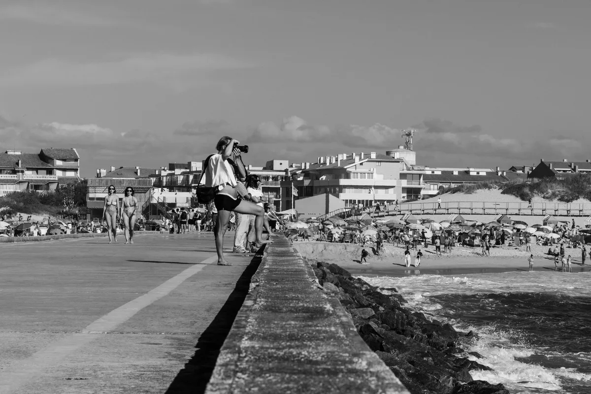 Playa abarrotada de turistas durante la temporada alta de verano