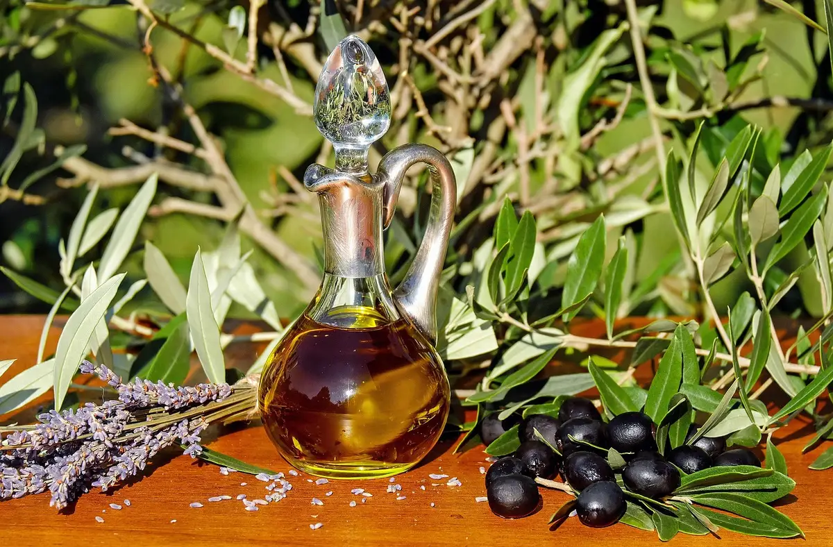 Ánforas antiguas y aceite que simbolizan comercio y poder en la Antigüedad