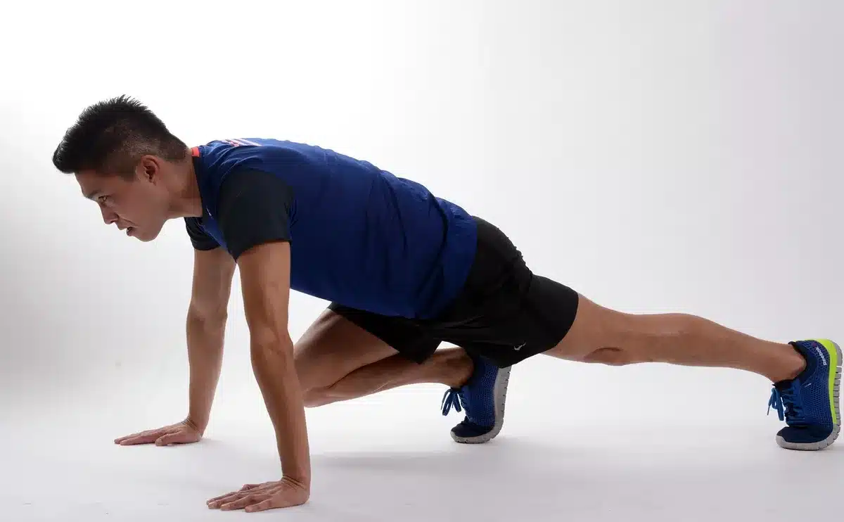 Pizarra táctica y material de entrenamiento en un campo de fútbol