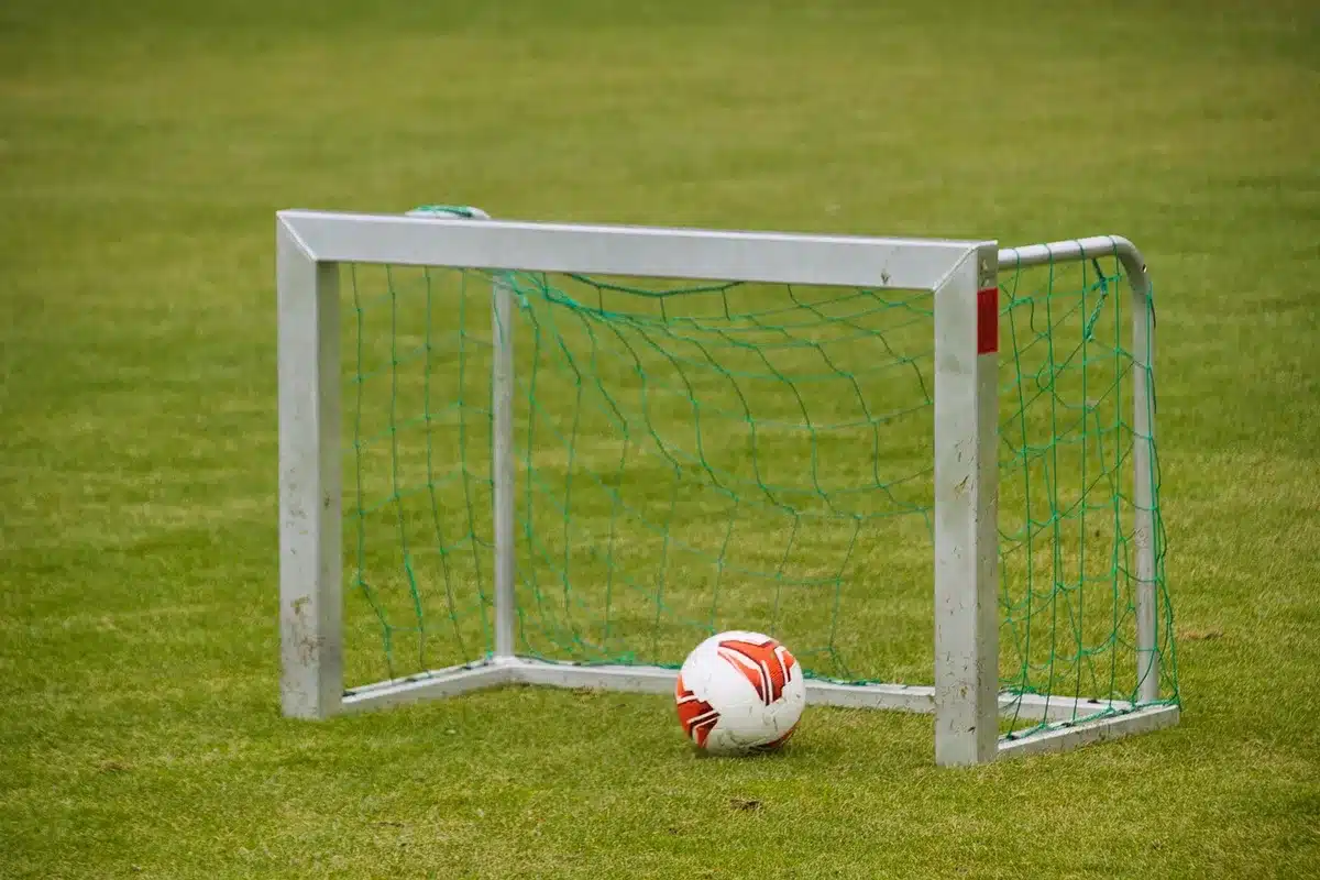 Cuerpo técnico trabajado junto a jugadores en una sesión de entrenamiento