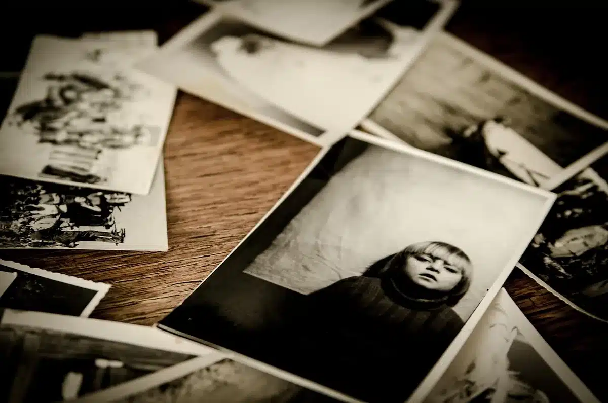 Manos sosteniendo un teléfono con fotos y vídeos de recuerdos familiares