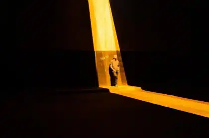 Escena nocturna de carretera con vehículos de emergencia y luces azules en la zona del suceso