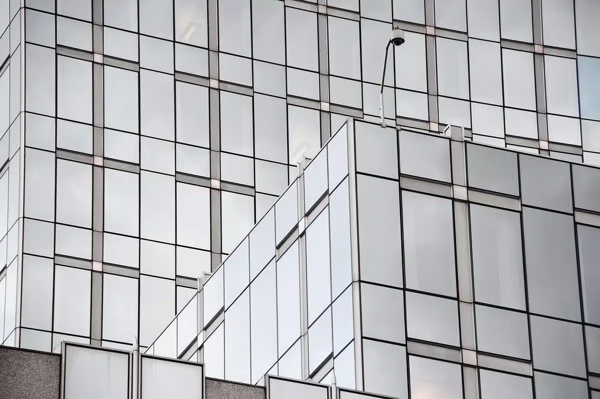Terraza ajardinada vacía con muebles de oficina y edificios de Chamberí al fondo