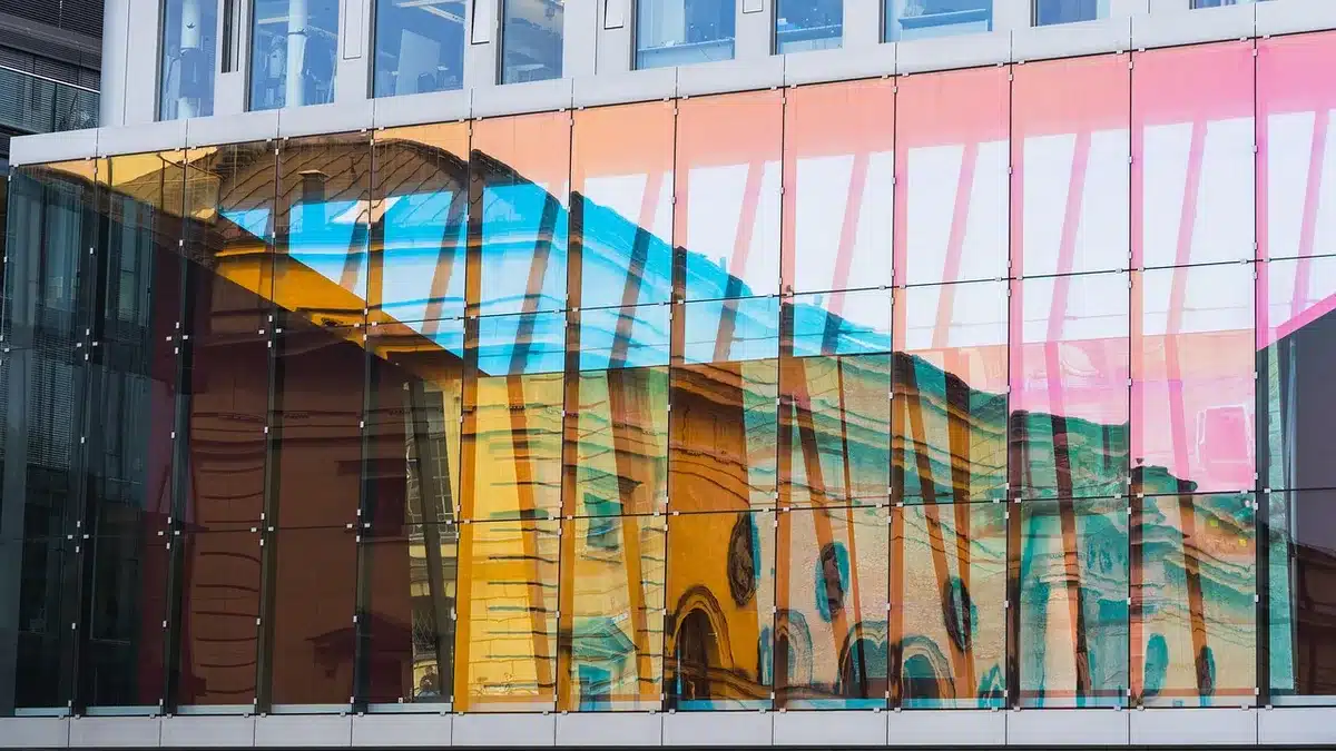 Fachada de edificio administrativo público con arquitectura clásica madrileña
