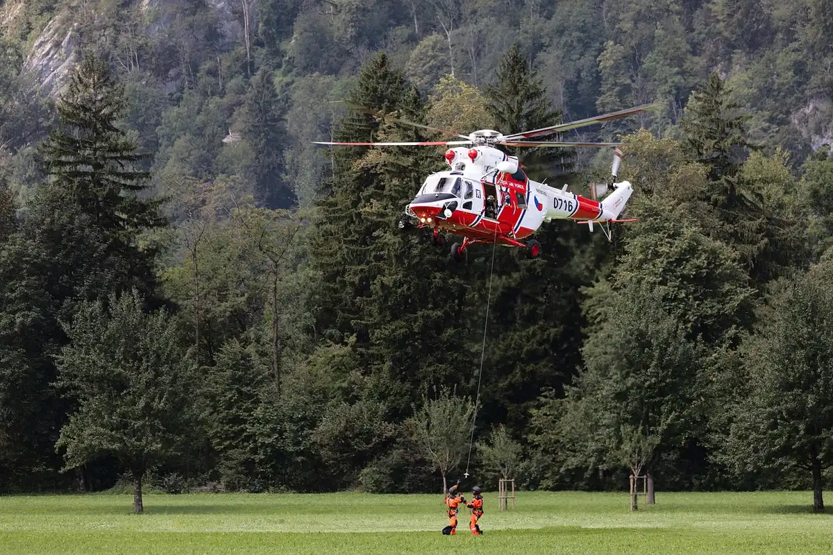 Equipos de emergencia reparando carretera da&ntilde;ada por temporal