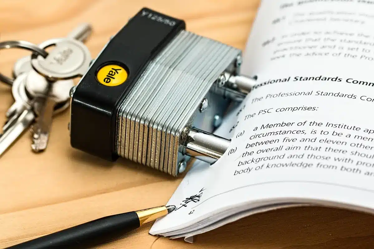 Documentos legales siendo revisados individualmente en un escritorio administrativo