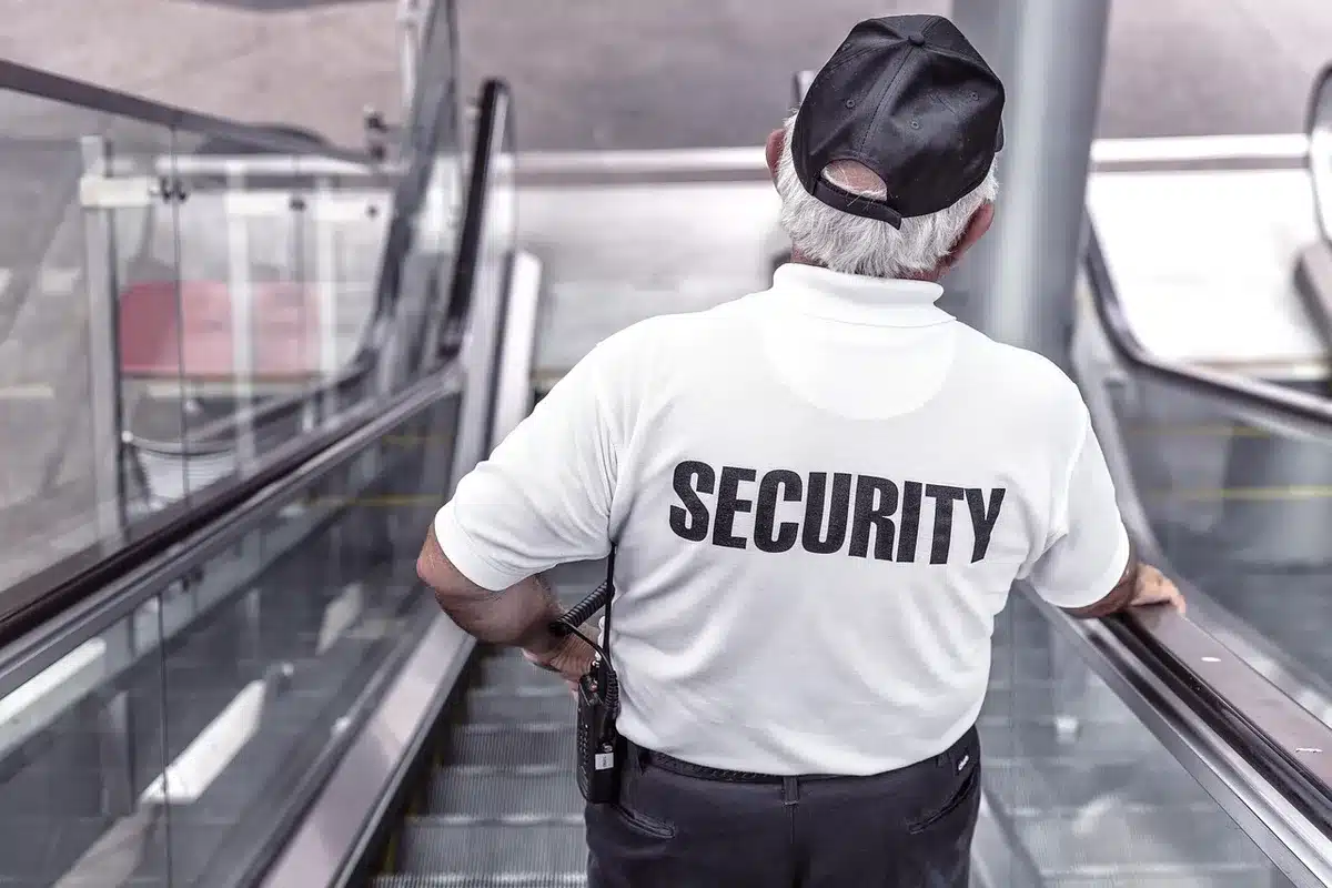 Agentes de seguridad en formación sobre protocolos de atención a flujos migratorios