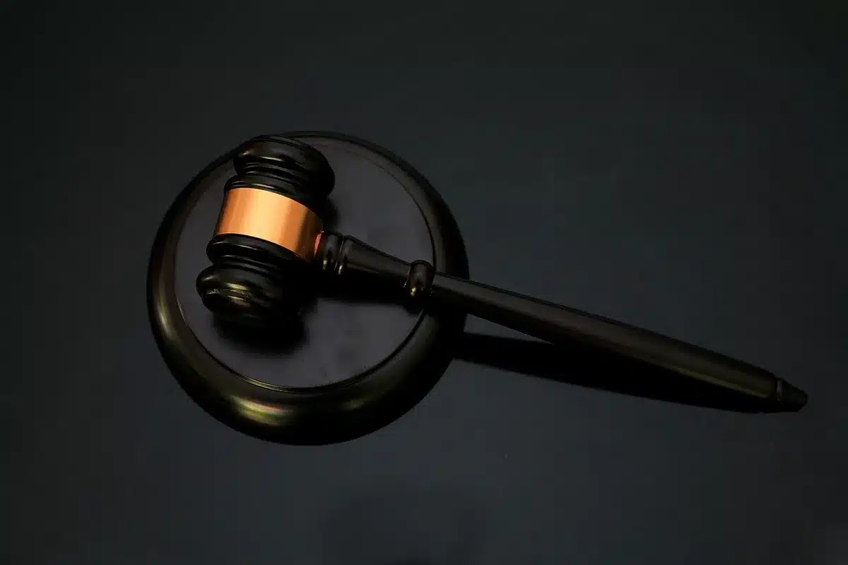 Documentos legales y gavel en escritorio administrativo, simbolizando aplicación de la ley y justicia