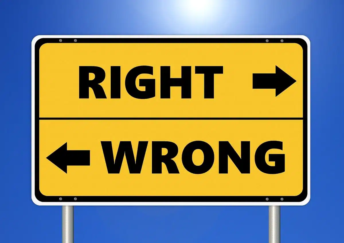 Persona reflexionando sobre decisiones &eacute;ticas y responsabilidad social