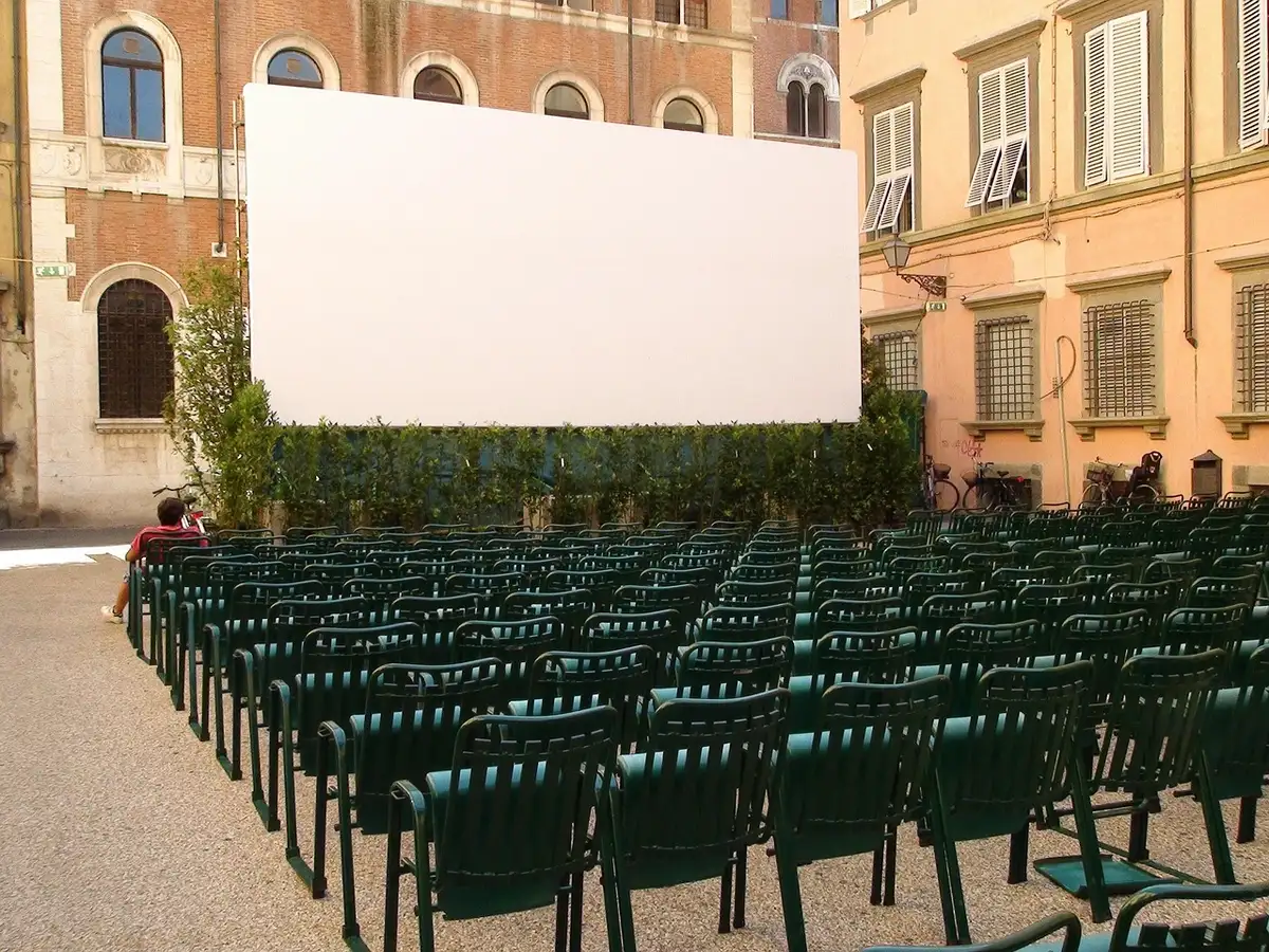 Sala de cine con cartel que evoca memoria hist&oacute;rica y p&uacute;blico observando