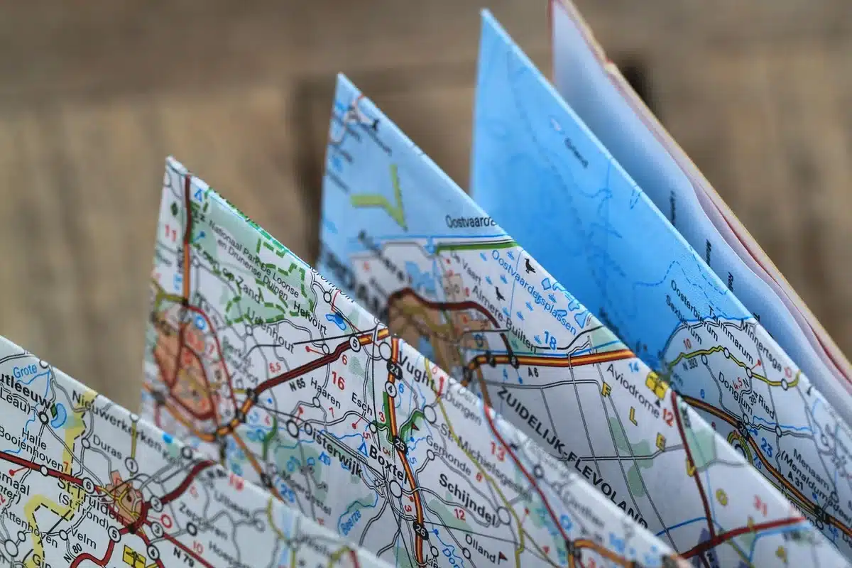Mapas antiguos y documentos comerciales sobre rutas coloniales