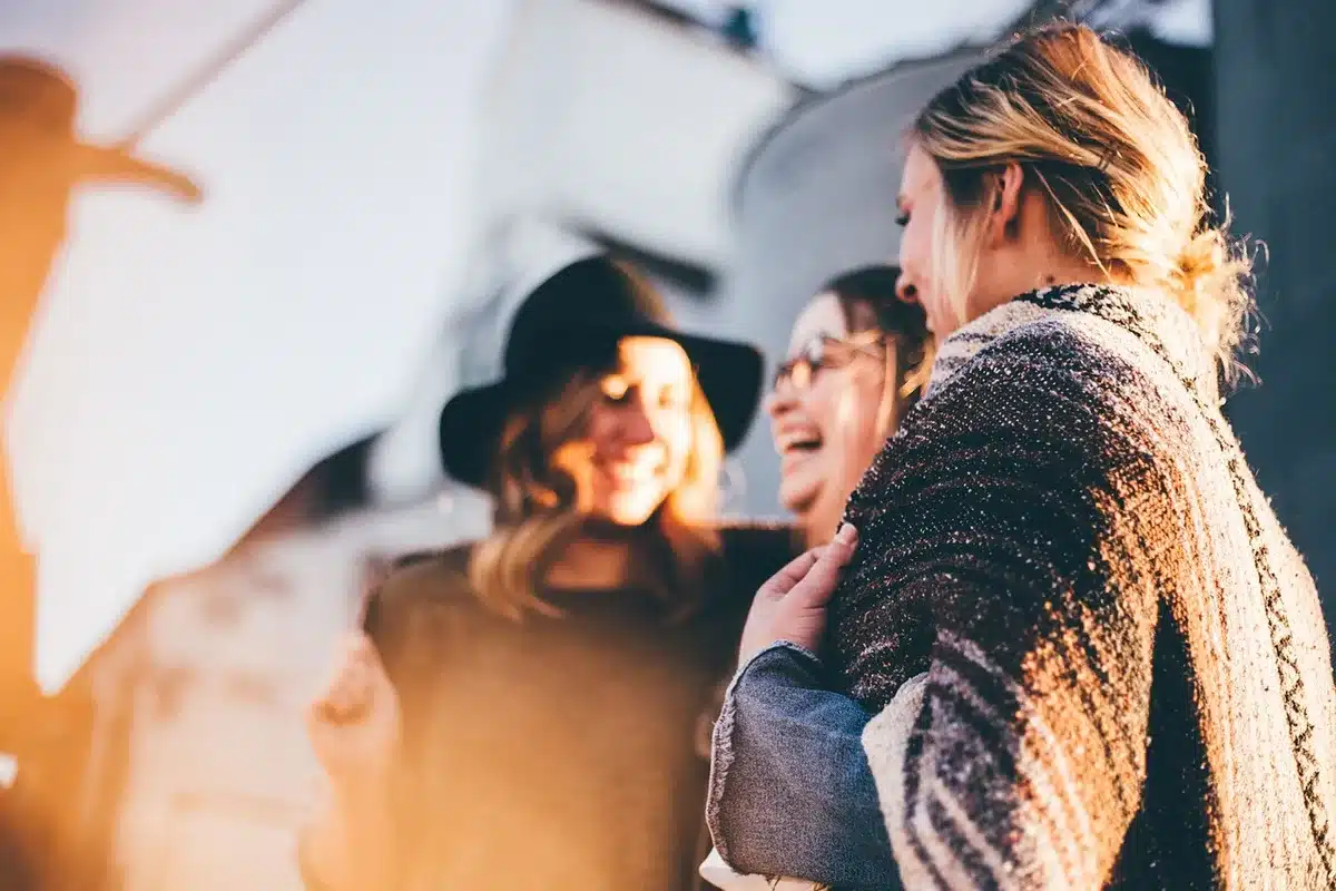 Grupo de personas en conversación, representando vínculos personales y redes de apoyo