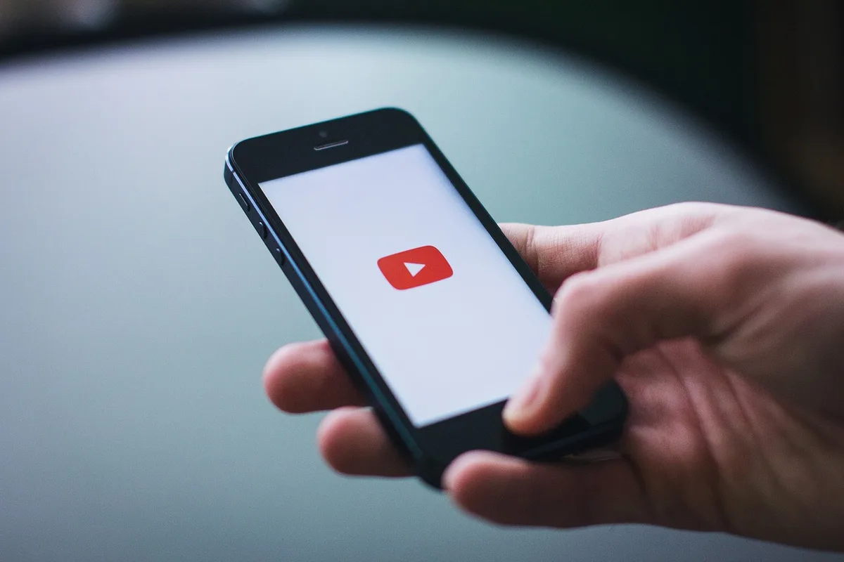 Teléfono con notificaciones y manos temblorosas mostrando ansiedad social