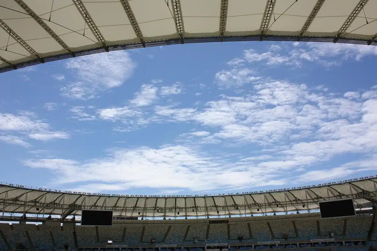 Vista del Metropolitano y futbolista en entrenamiento, sugiriendo un posible regreso