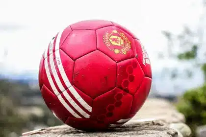 Delantero en movimiento recibiendo el balón en espacios abiertos durante un partido de fútbol