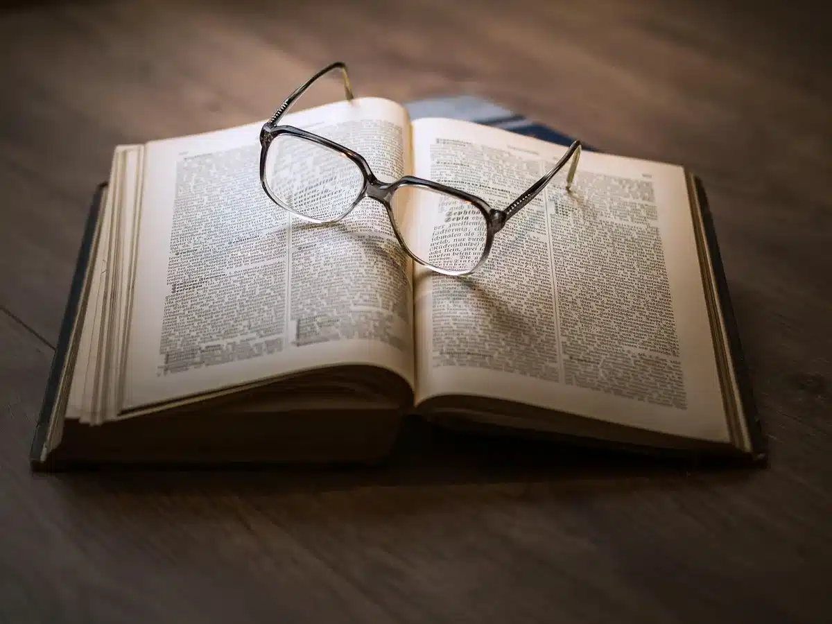 Escena de premiaci&oacute;n o festival literario donde se reconocen obras y autores