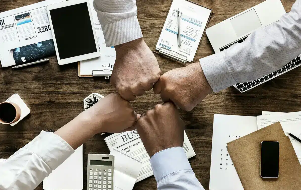 Profesionales discutiendo estrategia de fichajes y cesiones en deporte