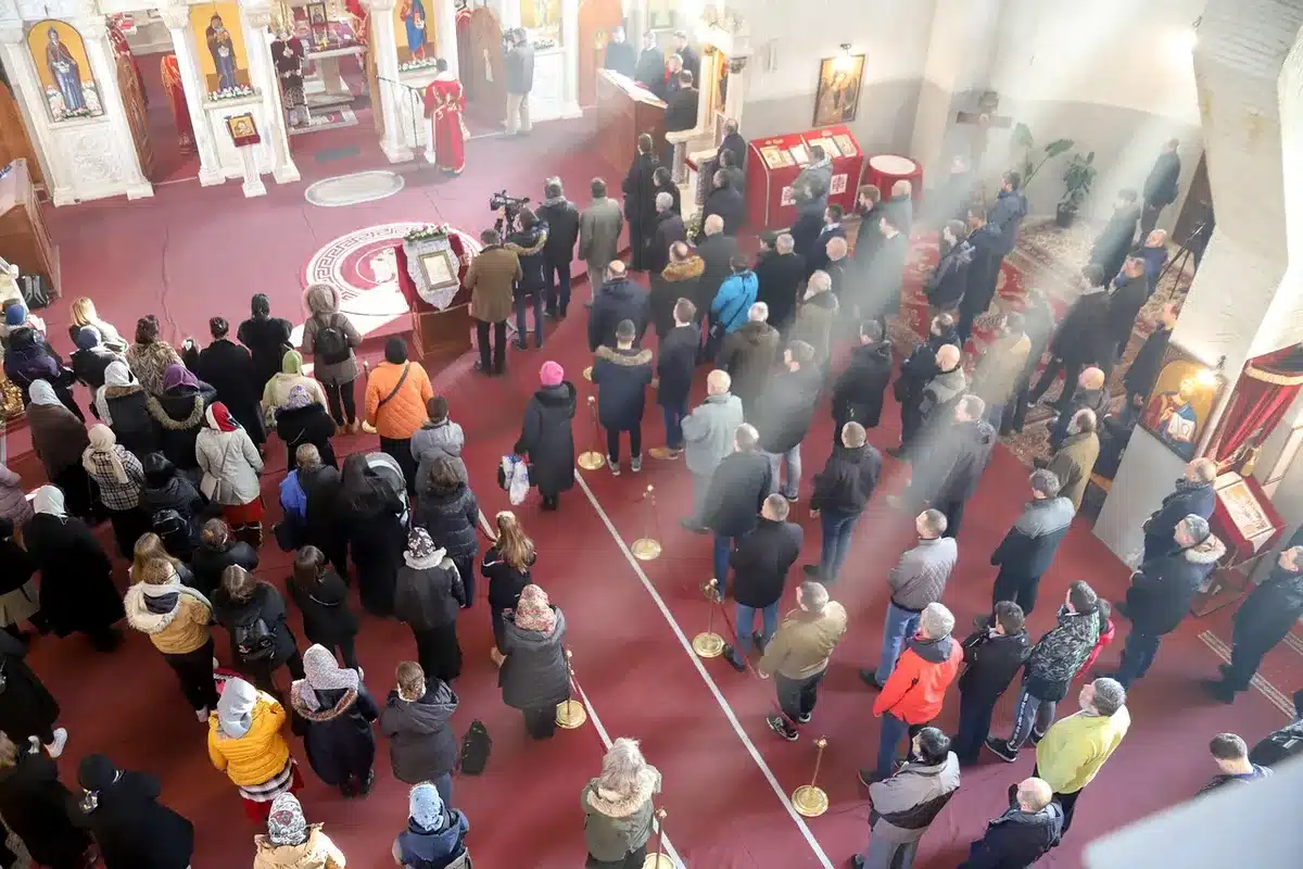 Feligreses ocupan bancos en la iglesia hospital de Jes&uacute;s Nazareno durante la reapertura