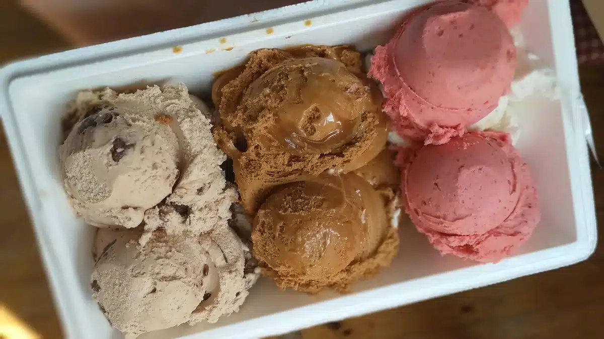 Helado sobre una mesa representando un 'cheatmeal' en día de descanso