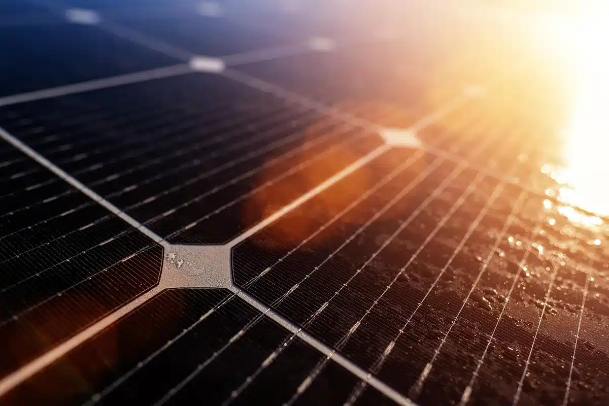 Paneles solares en tejado al amanecer que ilustran la generación renovable