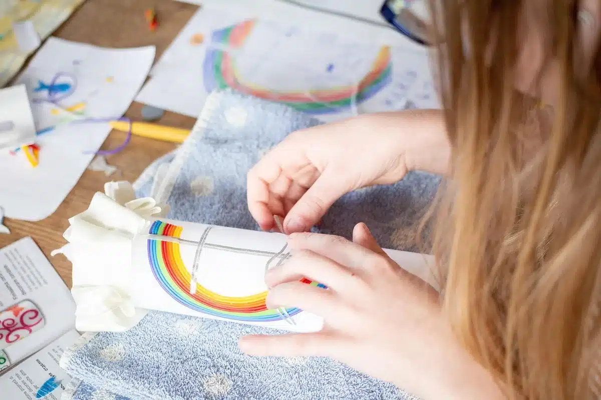 Manos sobre bocetos y maqueta de paso procesional en taller artístico