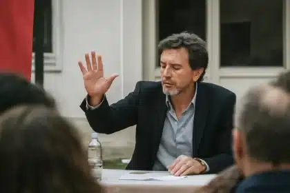 Richard Ford rechaza etiqueta de novelista político: explica por qué su obra trasciende la política