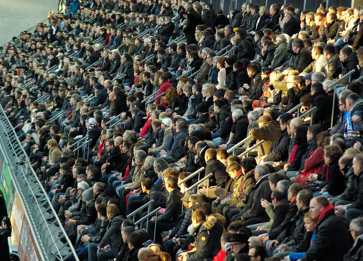 Afición en la grada animando en el estadio Sánchez-Pizjuán