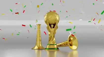Manos anónimas celebrando sobre el césped con una bufanda y confeti